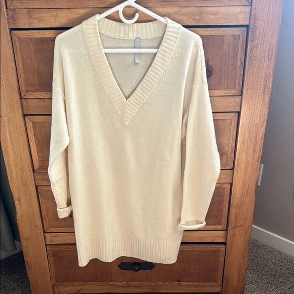 Athleta Cream V-Neck Knit Wool/Cashmere Sweater, Size M - Picture 1 of 4